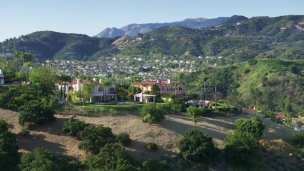 位于洛杉矶Calabasas山一带的高端地产的空中景观 在宁静宁静的环境中 令人叹为观止的市政厅 高质量的4K镜头 — 图库视频影像