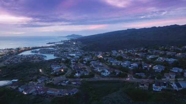 Letecký Pohled Ostrovní Město Zelených Kopcích Tropického Ostrova Dron Nad — Stock video