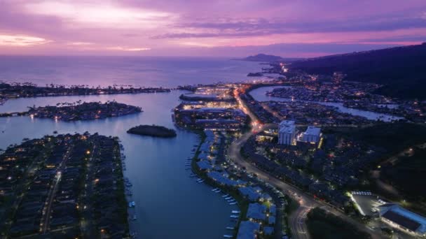 令人难以置信的日落天空 海面上有粉色紫色的云彩 东檀香山城 空中俯瞰着热带岛屿山丘上的夜城 夏威夷凯别墅 檀香山郊区瓦胡岛上空的无人机 — 图库视频影像