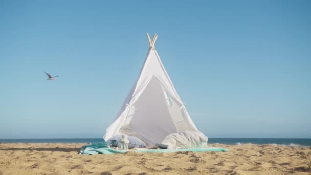 Okyanus Sahilinde Beyaz Çadır Yumuşak Yastıklarla Romantik Bir Randevu Plaj — Stok video