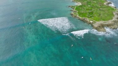 Hafta sonu açık deniz aktivitesi. Popoia adasında deniz mavisi okyanus sularında kayak ve sörf yapan insanların genel manzarası Kailua Körfezi, Hawaii Adası, ABD turizmi 4K