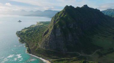 Sahildeki kayalık doğa arka planı. Oahu Hawaii USA tropikal adasının saf doğasını gezmek. Dünyaca ünlü sahil şeridinin sinematik hava manzarası. Açık hava macerası yaz yolculuğu 4K tatil