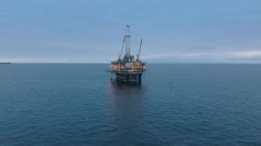 Açık denizde petrol ve gaz çıkarma amaçlı pahalı iş projelerinin havadan görüntüsü. Santa Catalina Körfezi 'nde bulunan bir sondaj kulesi. Yüksek kalite 4k görüntü
