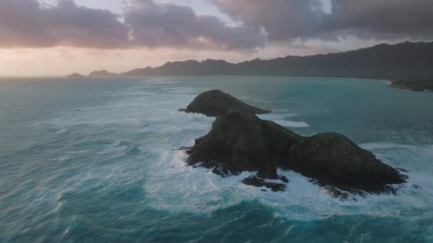 在Kailua的Na Mokulua群岛 海面上升起的无人机在日出时坠毁 美国夏威夷瓦胡岛 太平洋上的小岛屿 夏威夷度假 旅游业背景史诗般的日出 — 图库视频影像