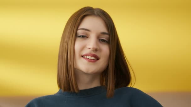 Medio Primer Plano Joven Morena Jersey Turquesa Con Maquillaje Ligero — Vídeos de Stock