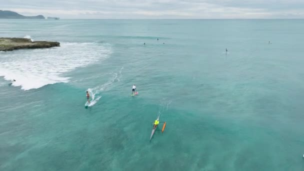 Människor Njuter Vattensporter Popoia Vackra Gråblå Hav Vatten Kailua Bay — Stockvideo