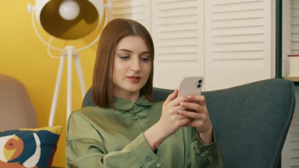 Krásná Mladá Brunetka Procházení Smartphone Sedí Pohodlně Křesle Doma Žena — Stock video