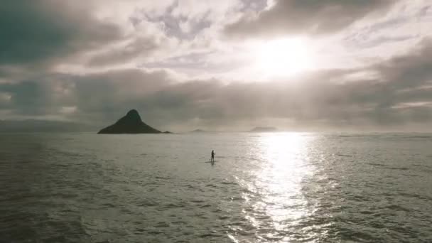 Person Beim Paddeln Auf Einem Paddelbrett Mit Der Insel Mokolii — Stockvideo