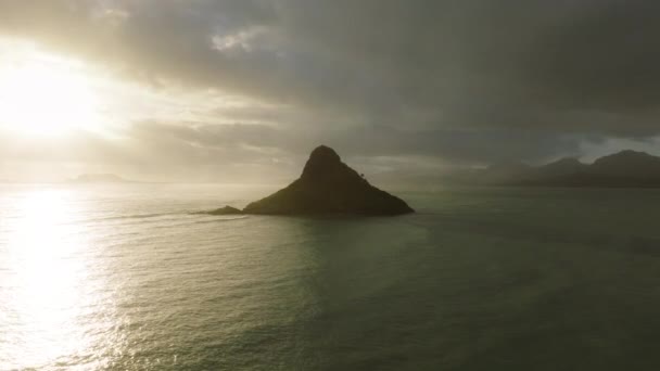 Strzał Powietrza Mokolii Wyspa Złotym Wschodzie Słońca Chmury Krajobraz Tle — Wideo stockowe