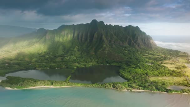 Dron Przelatujący Nad Zielonymi Szczytami Gór Dżungli Odkrywający Tropikalną Plażę — Wideo stockowe