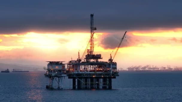 大きなオフショア石油掘削リグ 石油の探査 太平洋のガス 水平線上に島とロサンゼルス港と海洋構造物の空中ビュー 高品質4K映像 — ストック動画