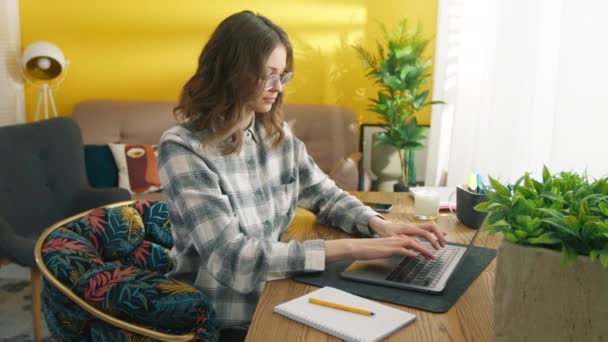 Estudante Feminina Diligente Óculos Trabalhando Laptop Sentado Mesa Quarto Com — Vídeo de Stock