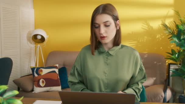Młoda Brunetka Szuka Informacji Laptopie Robi Notatki Notatniku Słodka Kobieta — Wideo stockowe