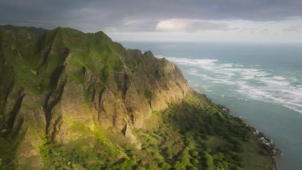 アウトドアアドベンチャー夏旅行4K休暇 風光明媚な岩の海岸の自然背景 熱帯の島オアフ島の純粋な自然を旅行するハワイアメリカ 世界的に有名な海岸線の空の景色野生の自然 — ストック動画