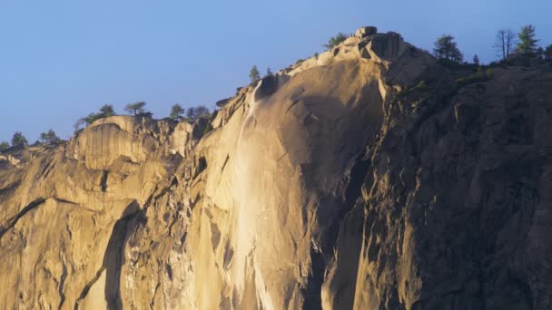 ヨセミテ滝の景色米国カリフォルニア州ヨセミテ国立公園 馬蹄形の滝 冬の珍しいイベント エルキャピタン岩の形成の東側で火災が発生します — ストック動画