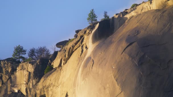 马尾辫 美国加利福尼亚州约塞米蒂国家公园的自然现象 约塞米蒂失火的镜头令人难以忍受 令人惊奇的季节性罕见事件 Capitan岩石顶部的瀑布 4K段录像 — 图库视频影像