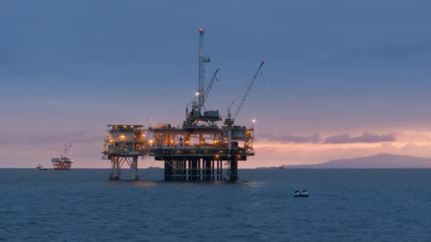 Große Beleuchtete Ölbohrplattform Mit Mehreren Schiffen Hintergrund Usa Offshore Anlage — Stockvideo