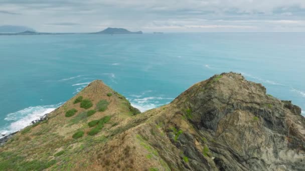 Drohnenflug Tiefflug Über Der Insel Mokulua Bewölkten Sommertagen Landschaftlich Reizvolle — Stockvideo