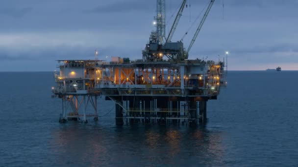 サンペドロチャンネル 航空ビューでの石油掘削リグの照明建設 照明船 水平線の遠くの島 原油の抽出 高品質4K映像 — ストック動画
