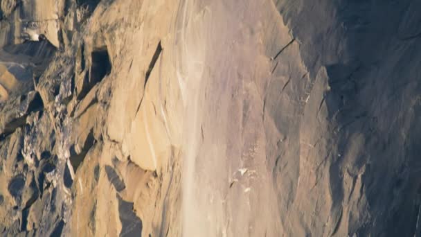 米国カリフォルニア州ヨセミテ国立公園のヨセミテ滝からカメラがダウンしています エルキャピタン岩の形成 4K映像の東側にHorsetail秋の終わりのショットが発生します — ストック動画