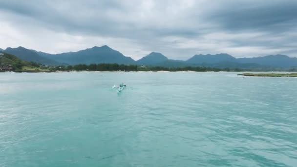 周末进行水上运动和户外活动 美丽的Kailua村背景与绿色夏威夷山脉 在美丽的开罗湾蓝色海水中航行到波波亚岛的小舟 — 图库视频影像