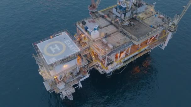 Вид Сверху Стальную Конструкцию Морской Нефтяной Платформы Тихом Океане Заливе — стоковое видео