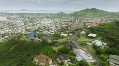 Güzel tropikal ada manzarası. Oahu rüzgârlı kıyısı Hawaii 4K 'daki Kailua köyündeki küçük sahil kulübelerinin hava manzarası. Tropikal ada kentsel geçmişi ve tropik kırbaç evleriyle