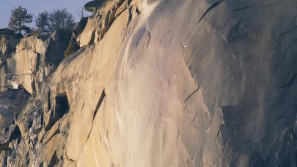 Schwenkschuss Von Schachtelhalm Fällt Yosemite Nationalpark Sonnenuntergang Kalifornien Usa Atemberaubender — Stockvideo