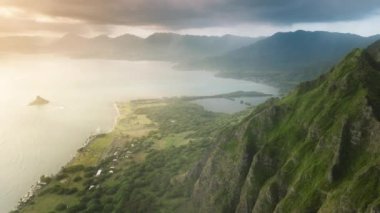 Dünyaca ünlü sahil şeridinin sinematik hava manzarası. Açık hava macerası yaz seyahati 4K tatil. Sahildeki kayalık doğa arka planı. Tropikal ada Oahu Hawaii ABD 'nin saf doğasını geziyor.