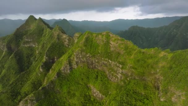 Increíble Paisaje Picos Verdes Forma Extraña Sobre Costa Del Océano — Vídeos de Stock