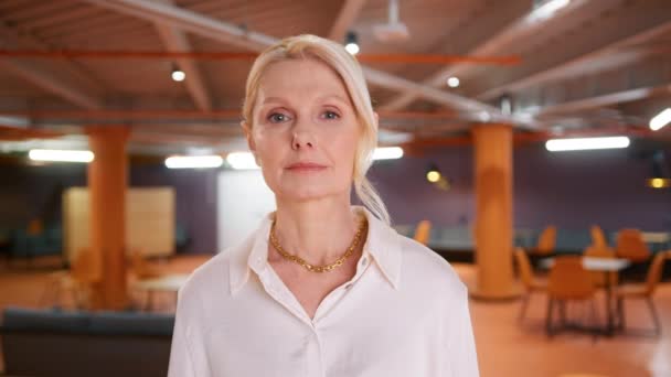 Kendine Güvenen Olgun Kadın Avukat Girişimci Bir Kadın Adamı Portresi — Stok video