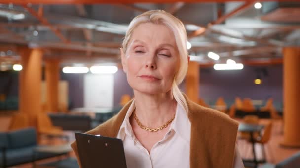 Kluge Blonde Frau Die Einen Ernsthaften Plan Erwägt Das Problem — Stockvideo