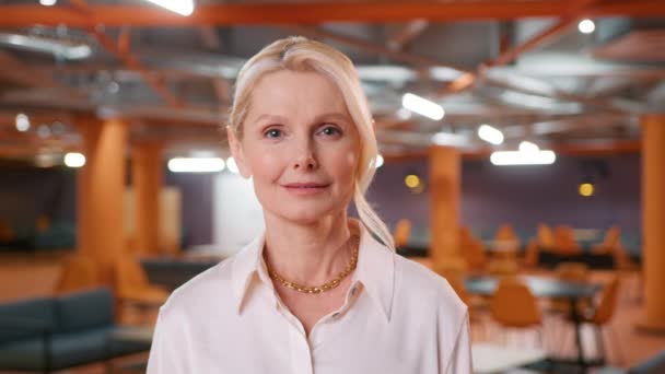 Przyjemna Dojrzała Elegancka Blondynka Pięćdziesiątce Konferencję Biznesową Bizneswoman Kiwa Głową — Wideo stockowe