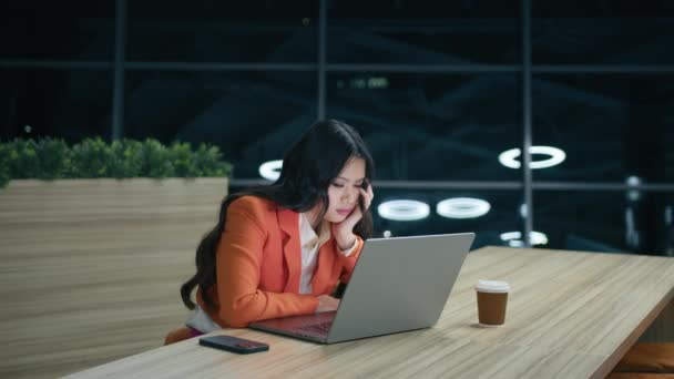 Уставшая Молодая Азиатская Работница Заканчивает Онлайн Работу Закрывает Ноутбук Покидает — стоковое видео