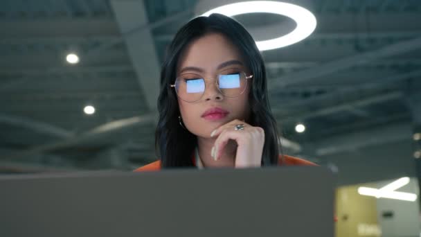 Inicialização Asiático Empresário Óculos Modernos Digitando Mail Laptop Close Retrato — Vídeo de Stock