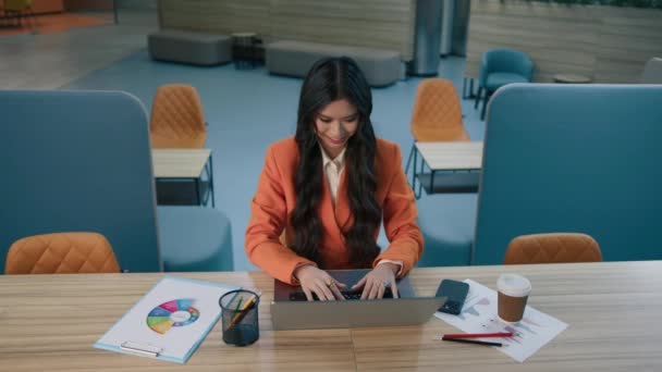 Щаслива Азіатська Бізнес Леді Переможець Дивлячись Екран Ноутбука Працює Офісі — стокове відео