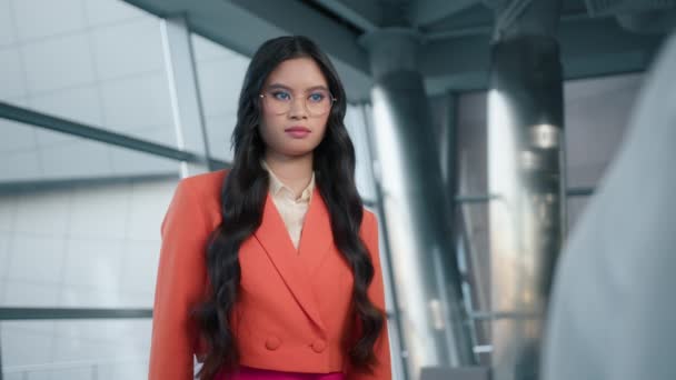 Inteligentă Femeie Afaceri Asiatică Îngrijorată Ochelari Eleganți Care Sunt Acord — Videoclip de stoc
