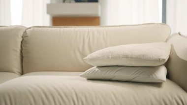 Yorgun, tembel, Afro-Amerikan bir kadın kanepeye düşüyor. Evdeki kanepede yalnız uyuyan duyarsız, sıkılmış kadın. Uykuda yatan komik kız. Enerji motivasyonu, depresyon konsepti.