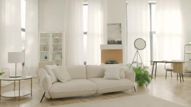 Sinema manzaralı şık bir apartman dairesi büyük pencereli, yüksek tavanlı. Dolly evde iç tasarım çekti. Yumuşak ve rahat yastıklı, modern, temiz oturma odası. Evim güzel evim.