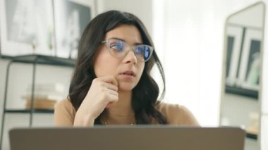 Düşünceli, ciddi, gözlüklü genç Latin kadın yazar. Ev ofisinin masasında dizüstü bilgisayarla oturuyor. İlham düşünen, problem çözen fikirler arayan, düşüncelerde kaybolan, gözlerini kaçıran, hayal kuran bir kız.