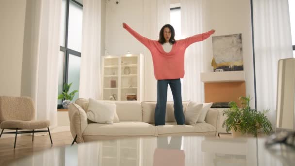 Mujer Raza Mixta Riendo Disfrutando Apartamento Moderno Recién Alquilado Apartamento — Vídeos de Stock