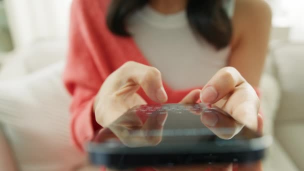 年轻女性的特写手用慢动作输入短信4K 女商人在手机上用手机短信聊天 在现代家庭使用智能手机浏览互联网的女孩的前视手 — 图库视频影像