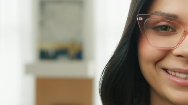Multi Retrato Mulher Bonita Étnica Óculos Perto Mulher Positiva Olhando — Vídeo de Stock