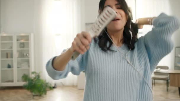 Retrato Feliz Louco Despreocupado Latino Americano Menina Dançando Cantando Microfone — Vídeo de Stock