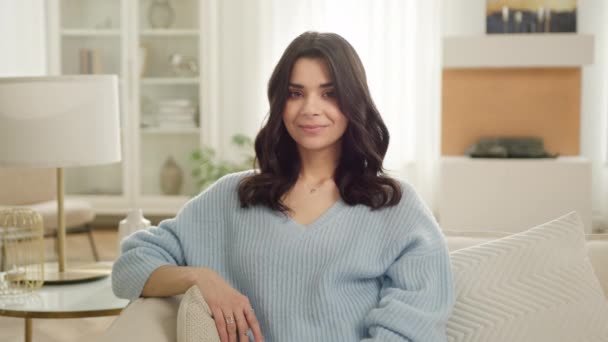 Příjemný Klid Latinsky Žena Cítí Spokojený Pózování Pro Portrét Pohled — Stock video