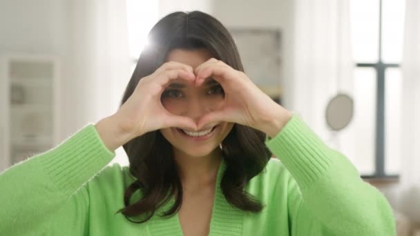 在镜头前 年轻的拉蒂诺女性志愿者微笑着 手牵着手 心形地看着相机 心脏健康人寿保险 爱心与慈善 志愿社会工作 器官捐赠概念4K — 图库视频影像