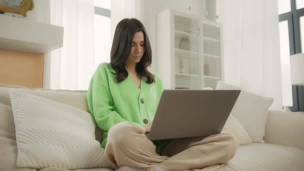 拉丁女性专业营销企业家远程在计算机上工作 年轻的数字数据管理人员坐在现代化的总部办公室 使用笔记本电脑远程工作的年轻拉丁裔自由职业者女商人 — 图库视频影像