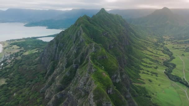 Sommer Inspirierende Landschaft Malerische Grüne Gipfel Unter Sonnenaufgangswolken Naturpanorama Aus — Stockvideo