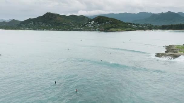 Vízi Sportok Aktivitás Felhős Nyaralás Napján Lanikai Faluval Festői Háttérrel — Stock videók