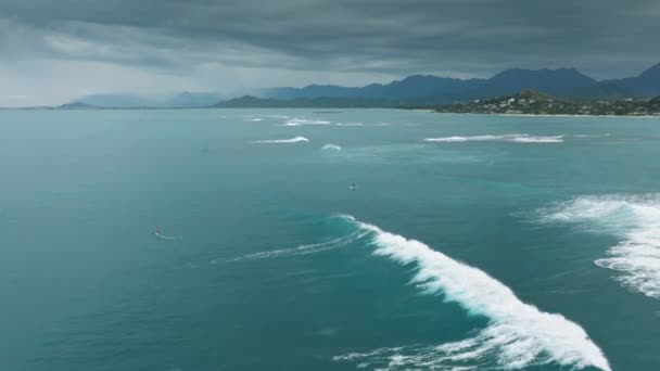 Drone Volando Sobre Surfistas Día Nublado Drone Aéreo Kailua Bay — Vídeos de Stock